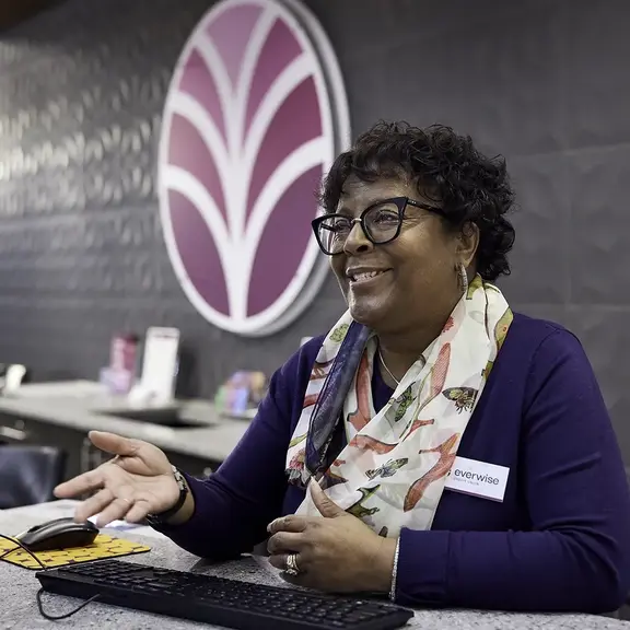 Everwise teller helping a member