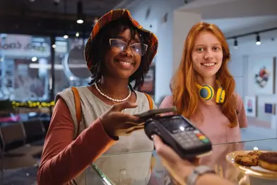 teen girls paying with Everwise Mobile Wallet