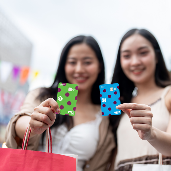 girls displaying everwise credit cards