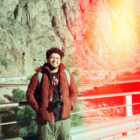 Man standing in front of a mountain.